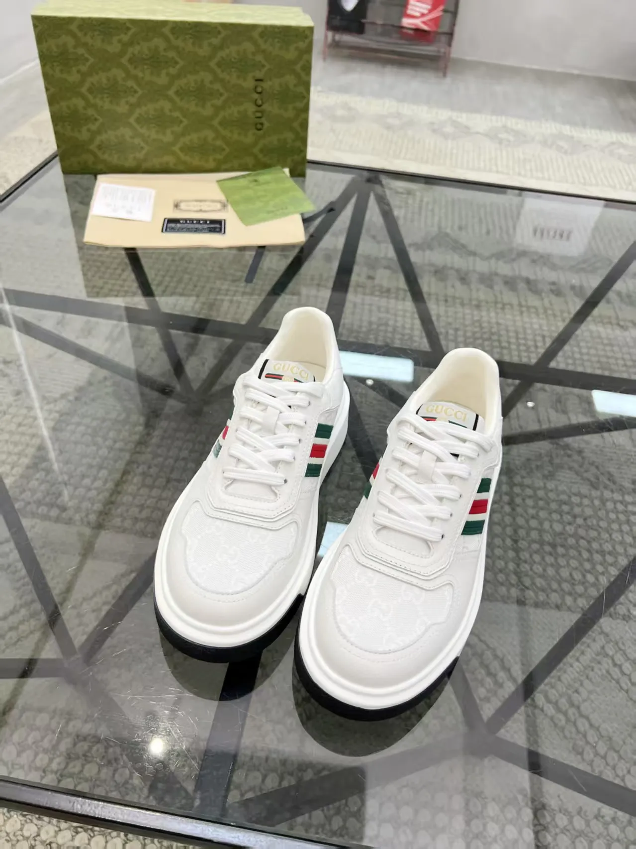 P440 new men's shoes GUCCI [Lightning] latest shoes are shipped. Original quality, fashionable, special materials, sheepskin lining, new packaging. The foot feels super comfortable and the workmanship is impeccable. Size: 38-45